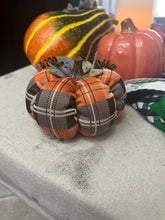 Load image into Gallery viewer, Plaid pumpkin
