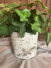 Load image into Gallery viewer, Silk foliage with pot
